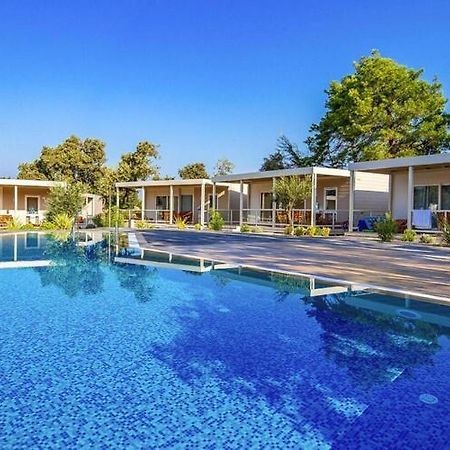 Mobile Home Mediteran Superior By The Pool In Caravan Park Strasko, ノヴァリャ エクステリア 写真