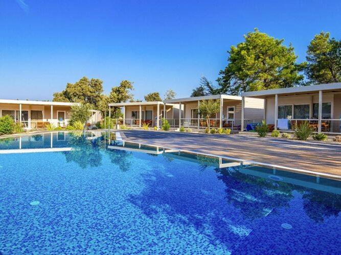 Mobile Home Mediteran Superior By The Pool In Caravan Park Strasko, ノヴァリャ エクステリア 写真