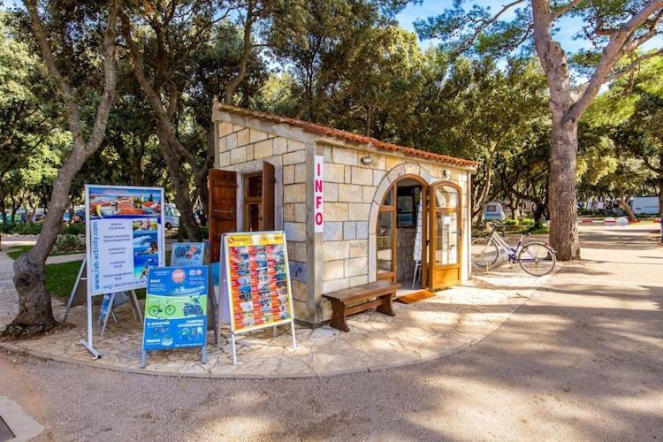 Mobile Home Mediteran Superior By The Pool In Caravan Park Strasko, ノヴァリャ エクステリア 写真