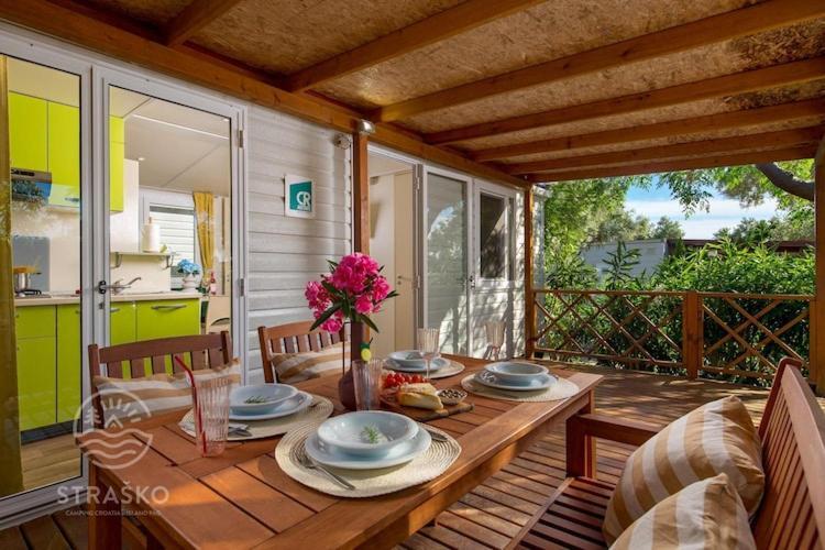 Mobile Home Mediteran Superior By The Pool In Caravan Park Strasko, ノヴァリャ エクステリア 写真