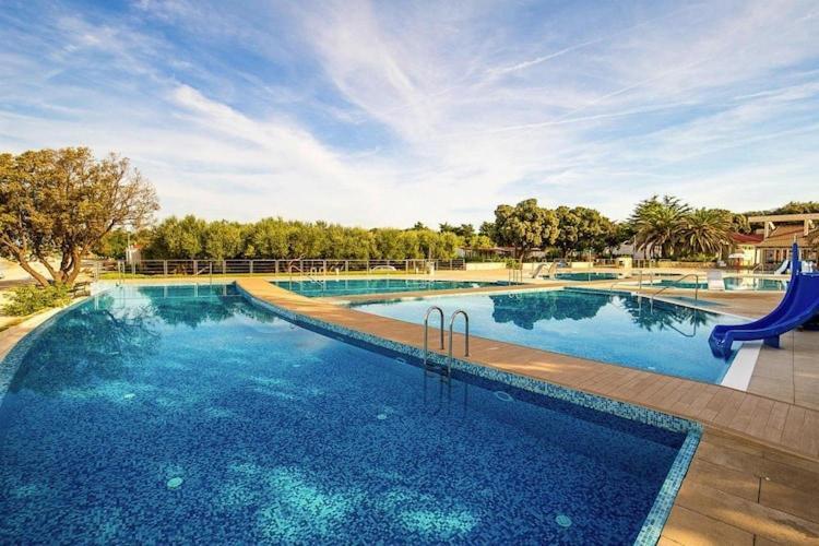 Mobile Home Mediteran Superior By The Pool In Caravan Park Strasko, ノヴァリャ エクステリア 写真
