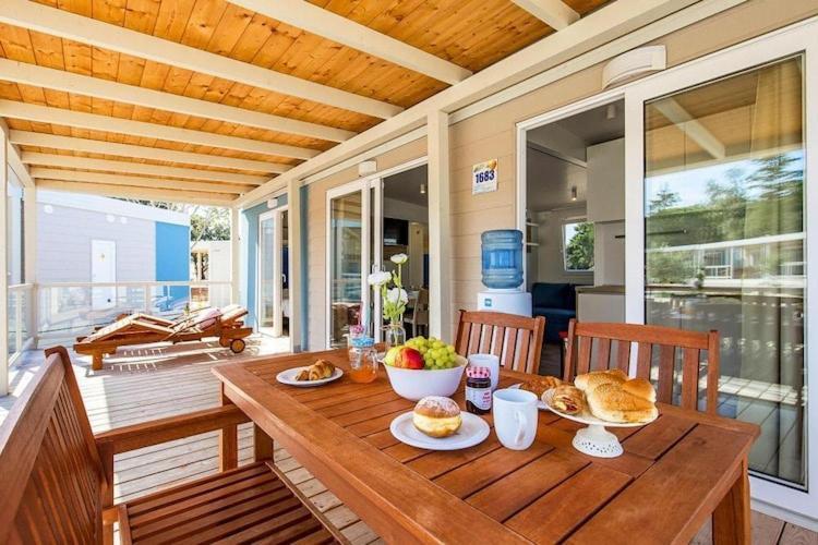 Mobile Home Mediteran Superior By The Pool In Caravan Park Strasko, ノヴァリャ エクステリア 写真