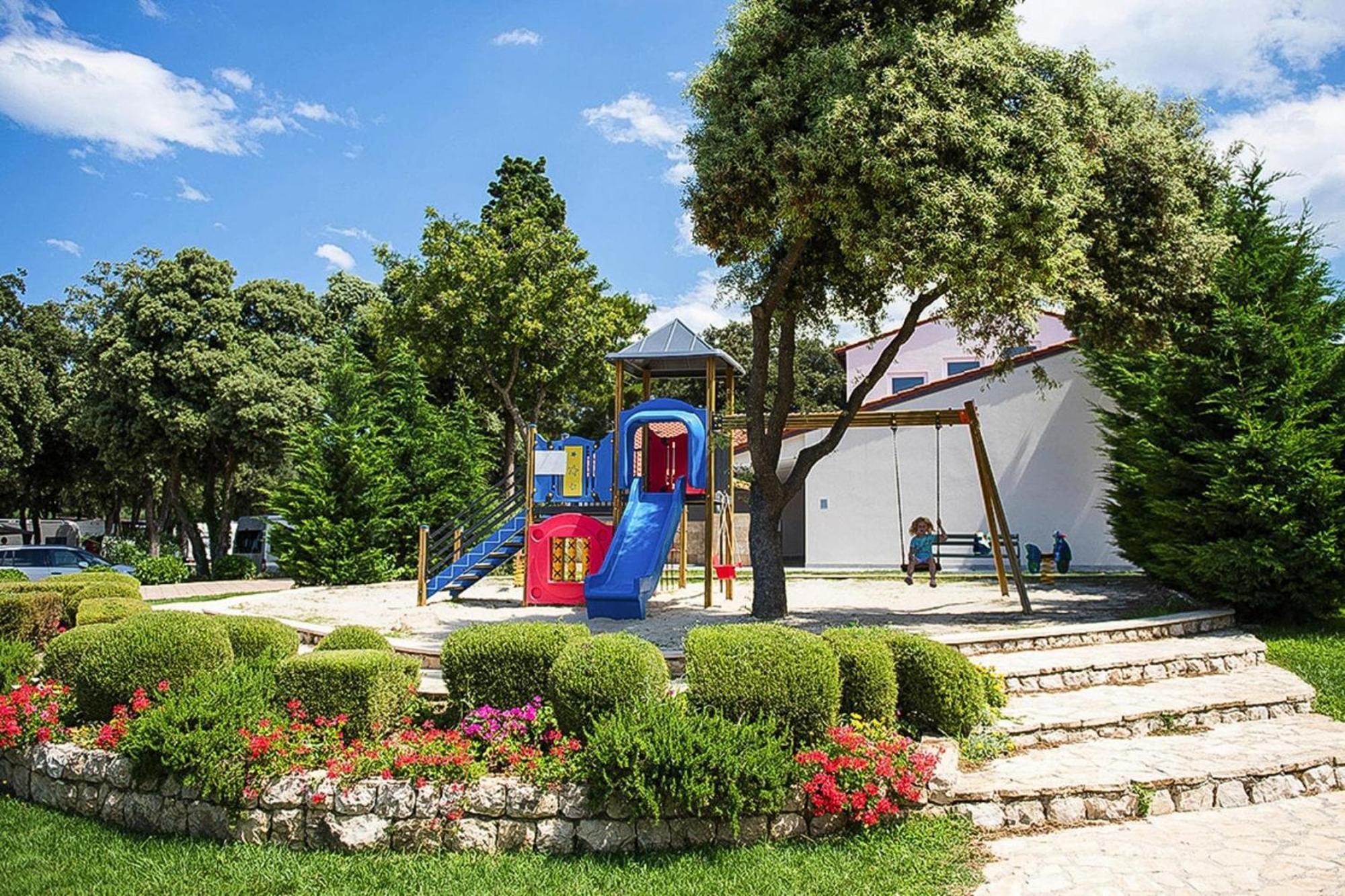 Mobile Home Mediteran Superior By The Pool In Caravan Park Strasko, ノヴァリャ エクステリア 写真